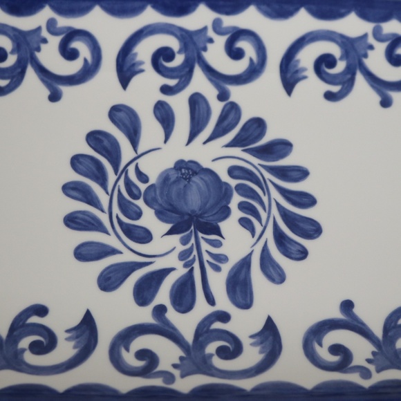 ARTISAN DE LUXE ROSE SCROLL MELAMINE RECTANGULAR SERVING TRAY - BLUE/WHITE - Picture 2 of 4